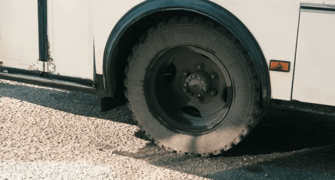 Un grupo de 40 individuos se une para elevar un autobús y rescatar a un joven atrapado