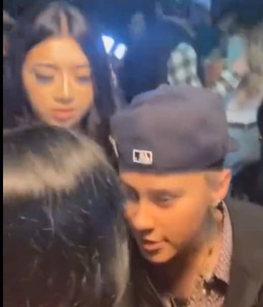 ¡Vuelve Yahritza al ojo del huracán!; intenta besar a fan a la fuerza y es rechazada