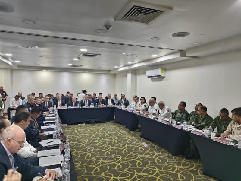 Migración y Ferromex acuerdan acciones para evitar que los migrantes arriesguen su vida en La Bestia