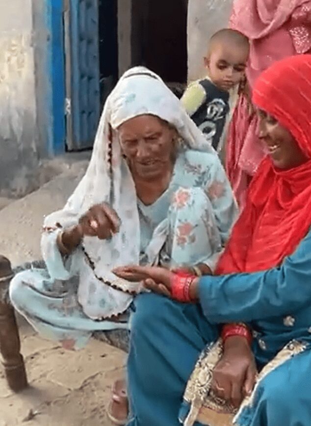 A sus 92 años, bisabuela va a la escuela  para aprender a leer y contar