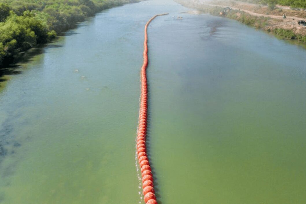 Un juez ha emitido una orden para que Texas retire la barrera de boyas que se encuentra en la frontera con México