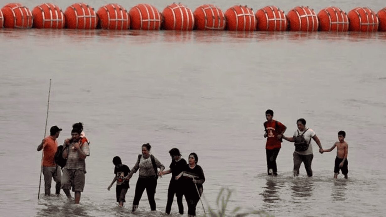 AMLO muestra satisfacción por la orden de que Texas retire las boyas en el Río Bravo