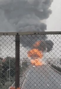 Un camión de carga se prende en llamas en plena carretera, y se ha registrado un video del momento de la explosión