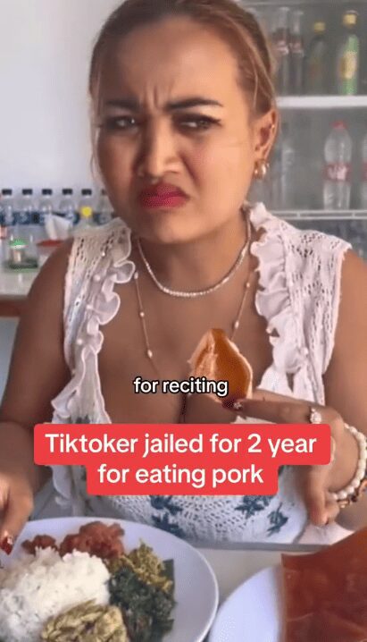 Una influencer es sentenciada a dos años de prisión… debido a que se filmó a sí misma mientras consumía carne de cerdo