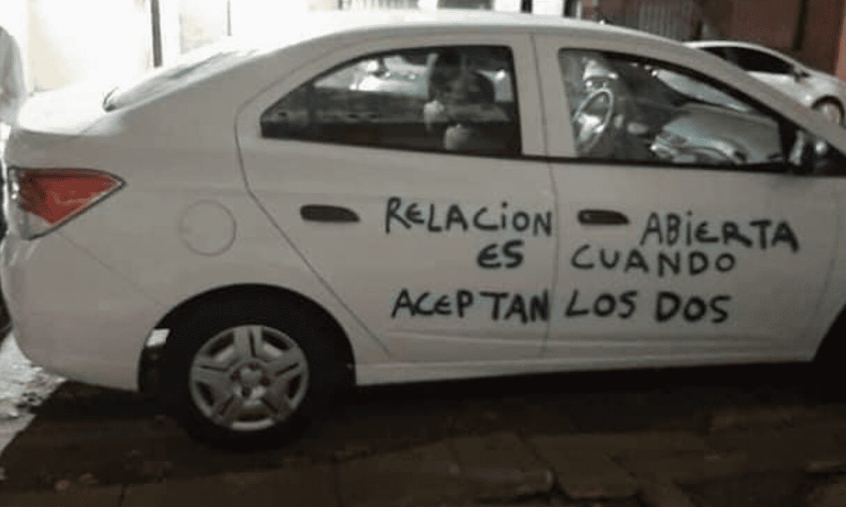 Exhiben a prometido infiel, pintando su carro