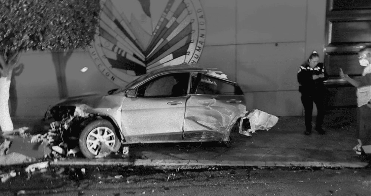 Colisión de automóvil contra un muro en la alcaldía Gustavo A. Madero lo parte en dos