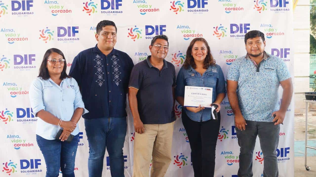 Entrega DIF Solidaridad lentes graduados a familias que más lo necesitan