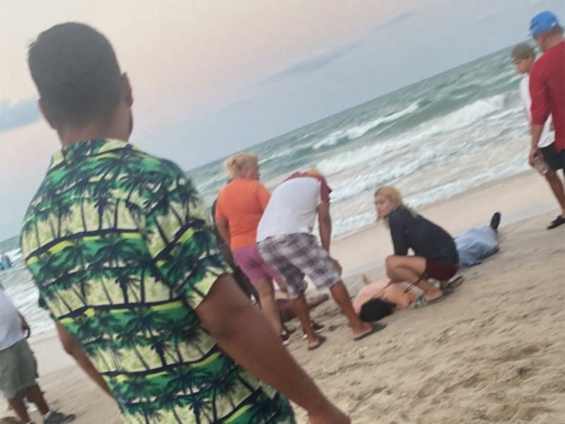 Mueren 3 personas ahogadas en playa de Tamaulipas; el padre intentó salvar a sus hijas