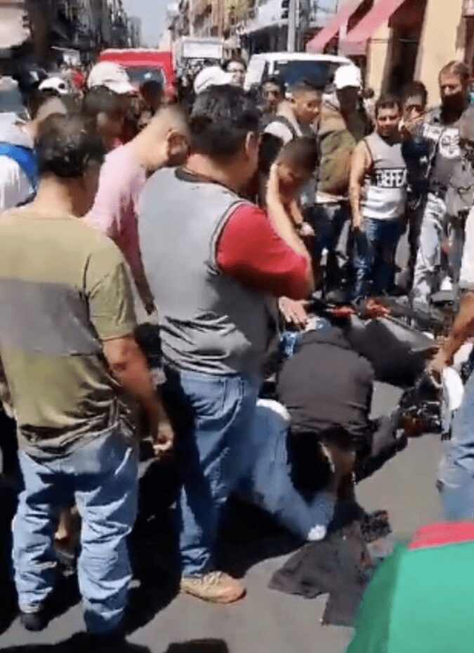 Ladrones reciben golpiza por atropellar a policía