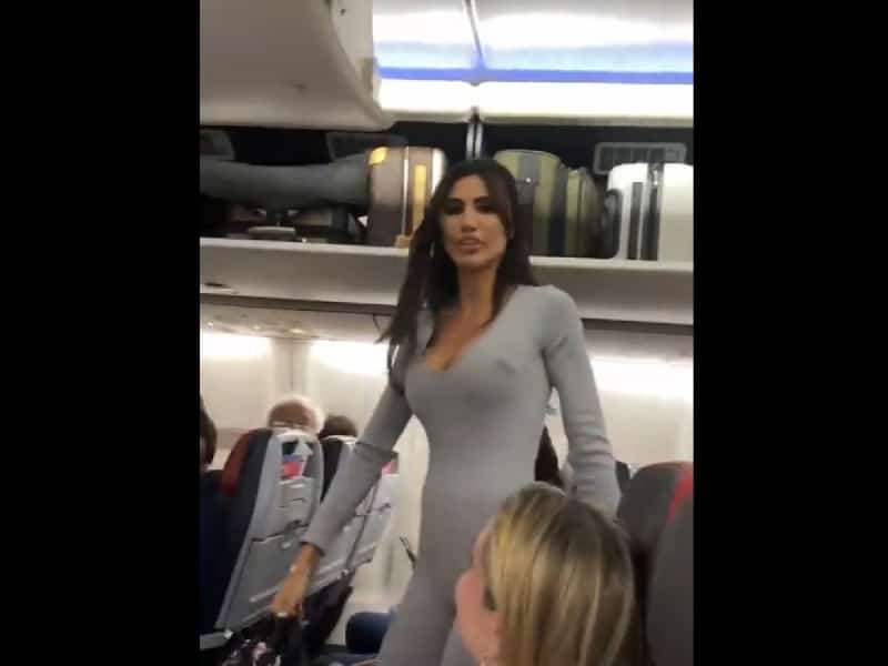 Influencer es bajada de un avión por presuntamente insultar a otro pasajero; la críticas hacia ella la obligaron a cerrar su cuenta