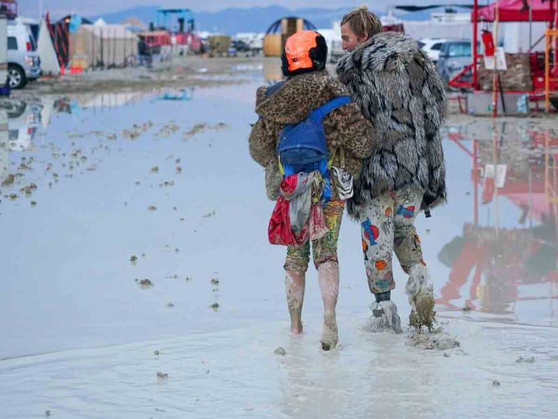 Asistentes al festival Burning Man de Las Vegas se encuentran en “modo supervivencia” ante las lluvias torrenciales que se presentaron en el desierto