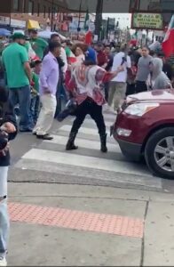 Hombre genera pánico en desfile de Independencia de México en Chicago; saca machete y ataca a los transeúntes