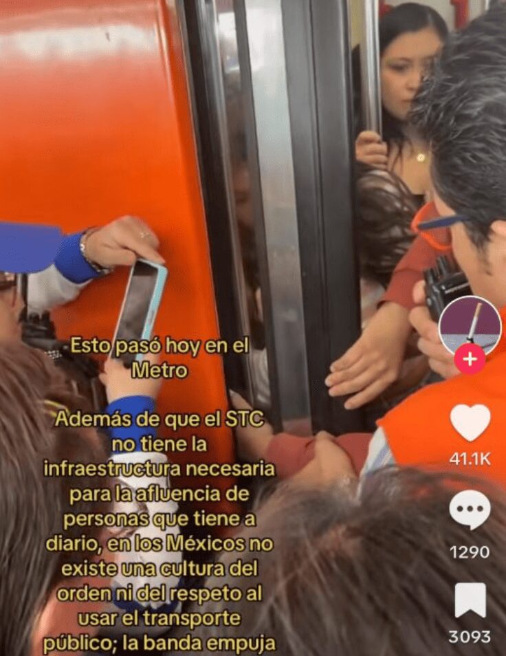 Una mujer quedó atrapada en las puertas del Metro, y otra aprovechó la situación para abordar el tren