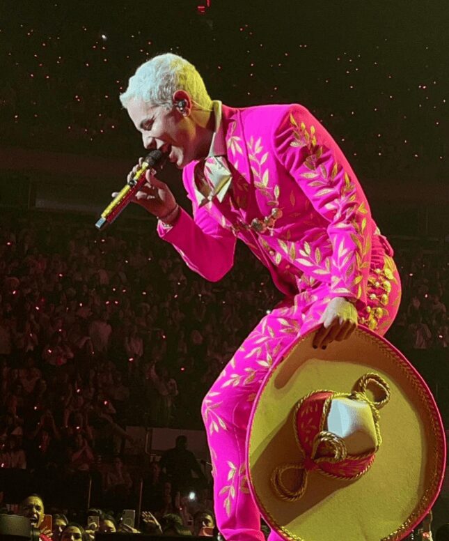 Christian Chávez recibe críticas por lucir un traje de mariachi con tenis en un concierto de RBD