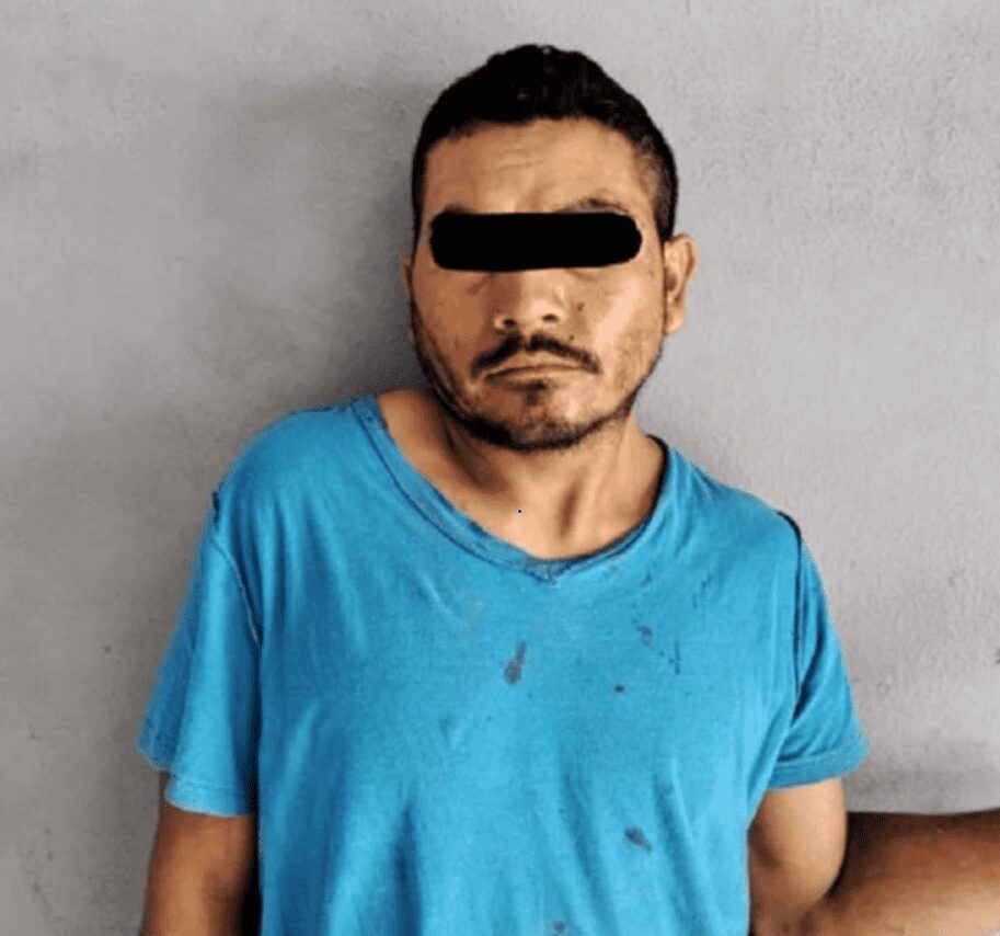 Un oficial de policía brinda ayuda a una mujer de 41 años, y un individuo le apuñala en la espalda con un cuchillo