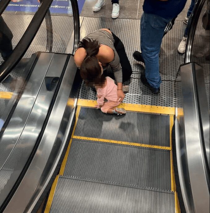 Los dedos de una niña quedaron atrapados en una escalera eléctrica cuando su madre se distrajo por un breve instante