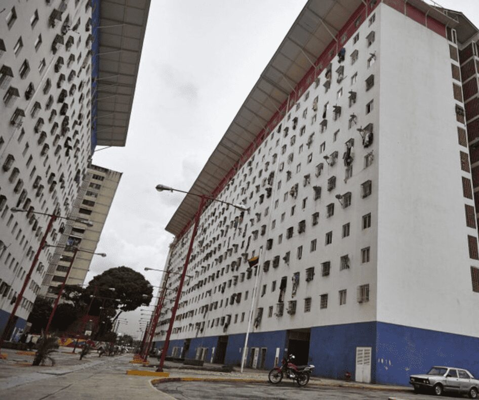 Dos niños, de 4 y 2 años respectivamente, sufren una caída desde el segundo piso de un edificio y milagrosamente sobreviven