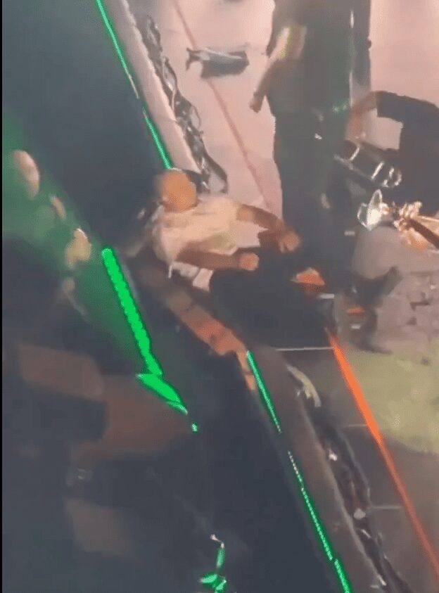 El equipo de seguridad de Peso Pluma derriba a fan que se subió al escenario