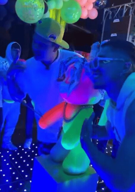 Carlos Salcedo celebró su cumpleaños con música de banda después de la derrota de Cruz Azul