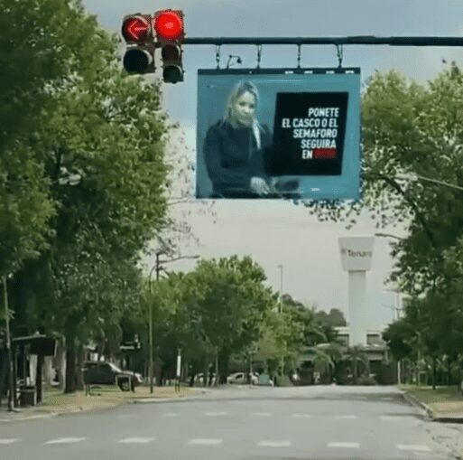 Semáforo obliga a usar casco a motociclistas para cambiar a verde