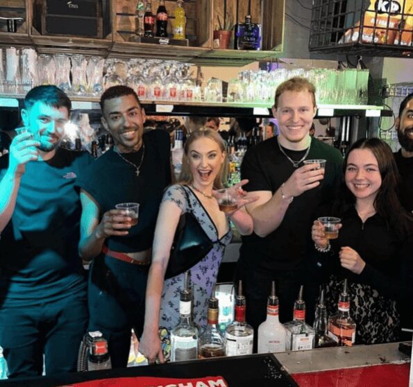 Sophie Turner sale a divertirse y celebra en un bar después de su divorcio de Joe Jonas