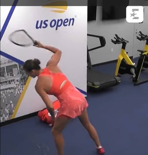 La furia de Sabalenka tras perder el US Open la recibe su raqueta; la destroza y la tira a la basura