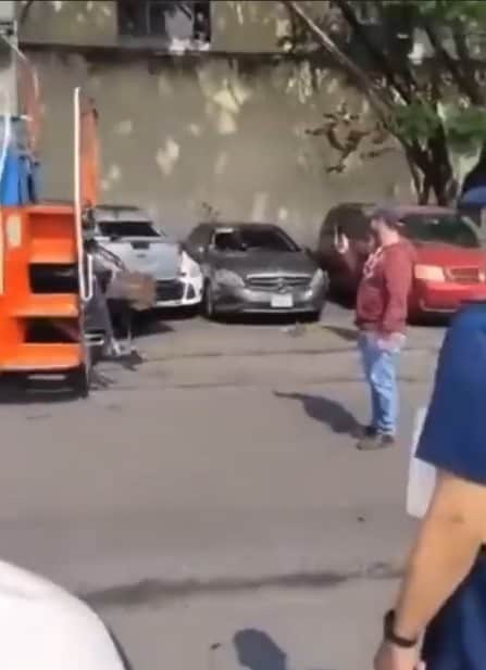 Tren impacta a camioneta de  la fiscalía mal estacionada y daña a tres vehículos