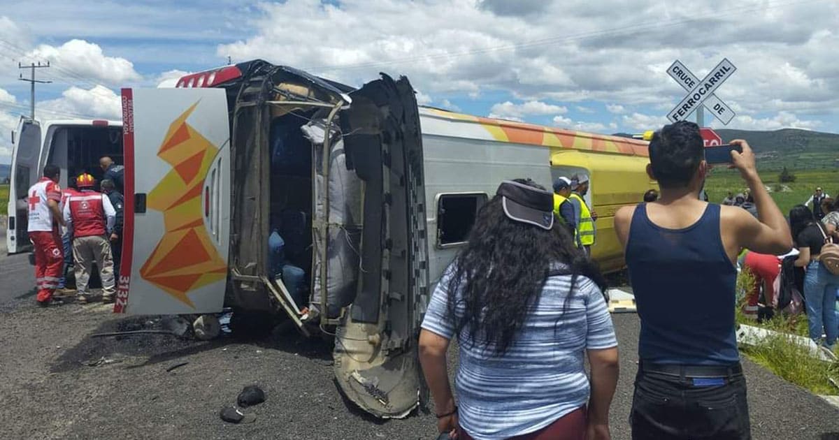 Detienen a chofer de autobús que que causó un accidente por querer ganarle el paso al tren