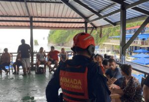 Un grupo de 34 turistas es asaltado en una embarcación en Colombia, donde son forzados a saltar al mar