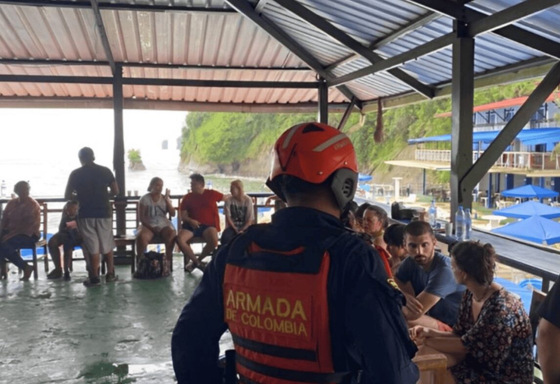 Un grupo de 34 turistas es asaltado en una embarcación en Colombia, donde son forzados a saltar al mar