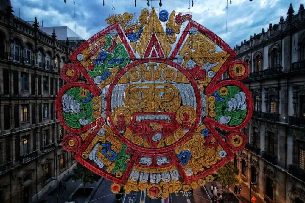 Realizan encendido patrio en el Zócalo de la CDMX