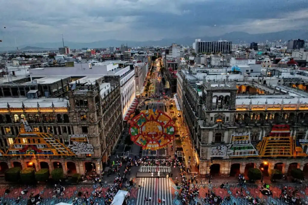 Realizan encendido patrio en el Zócalo de la CDMX