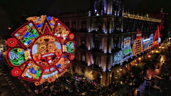 Realizan encendido patrio en el Zócalo de la CDMX