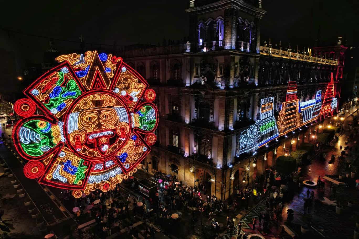 Realizan encendido patrio en el Zócalo de la CDMX