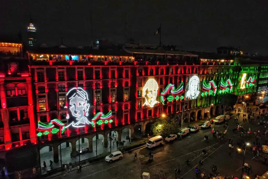 Realizan encendido patrio en el Zócalo de la CDMX