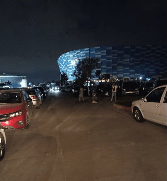 Franeleros agreden a una familia por no pagar una tarifa de estacionamiento de 50 pesos en el estadio Hermanos Serdán en Puebla