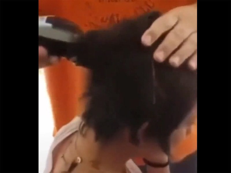 Por burlarse de una compañera con cáncer es rapada, qué opinas, ¿lección o humillación?