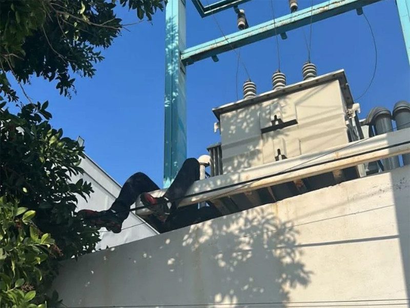 Hombre se electrocuta al subir al techo de una plaza comercial y tocar un transformador