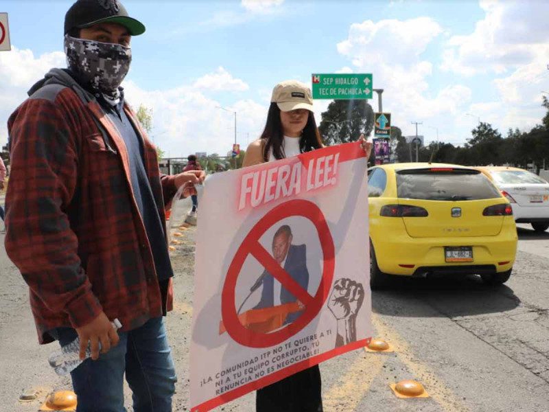 Alumnos denuncian colapso en bulevar de Pachuca por alegados casos de hostigamiento y acoso sexual