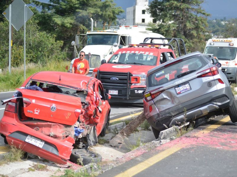 Autobús causa una colisión masiva en Tlaxcala, resultando en daños a 17 automóviles