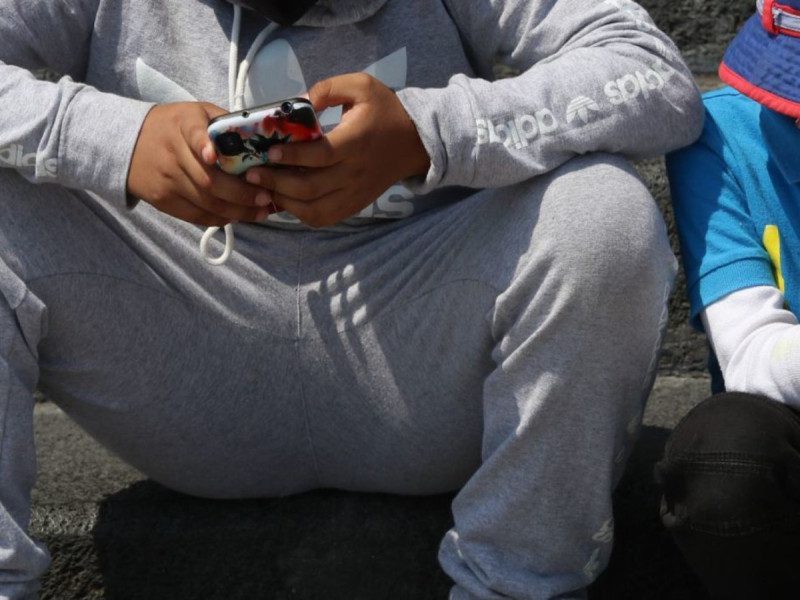 Por pedirle que compartiera el celular con sus primos, niño se quita la vida en Tabasco