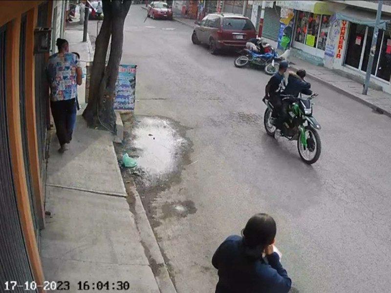 En Tláhuac captan agresión a balazos a motociclistas