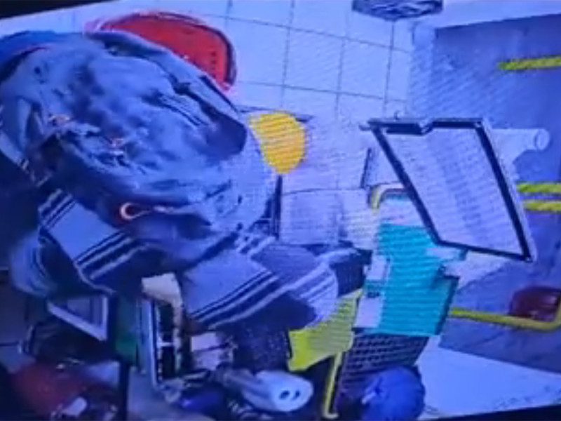 Asalto en Monterrey: Utilizando llave china y cuchillo cebollero, delincuentes saquean tienda de conveniencia