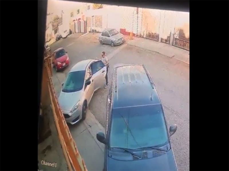 Registran instante en el que una mujer policía es asesinada en presencia de su hija