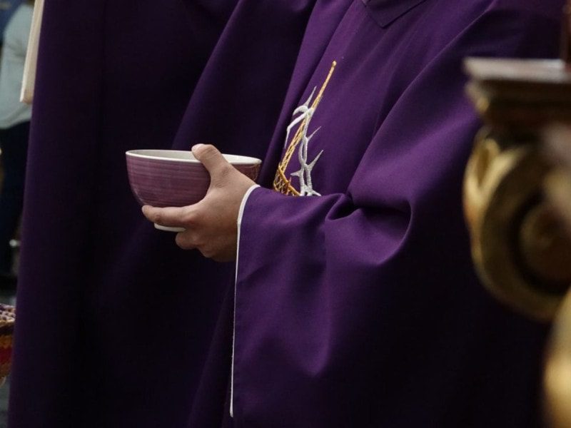 Individuos que se hacen pasar por sacerdotes cobran hasta 5 mil pesos por una misa