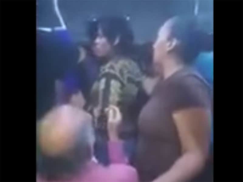 Pasajeros confrontan a chófer que se niega a avanzar ya que está entretenido viendo una pelea entre mujeres