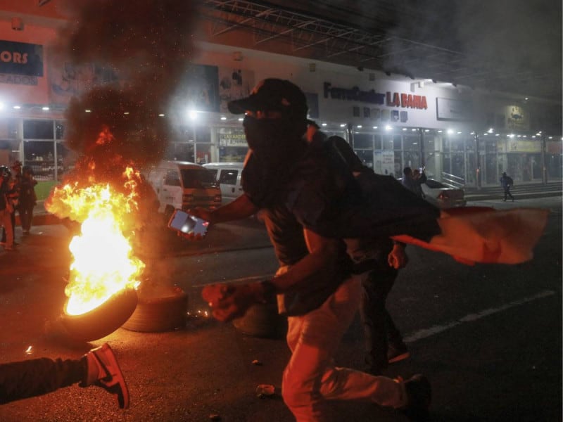 En una multitudinaria marcha, la policía y los panameños se enfrentan en protesta contra el contrato con la compañía minera