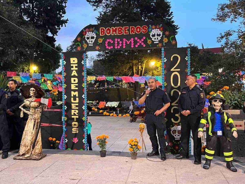 Rinden homenaje a los bomberos que perdieron la vida en la CDMX con una ofrenda
