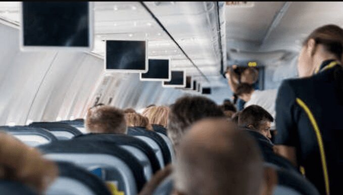 Pasajero ebrio acosa a azafata en vuelo a Cancún