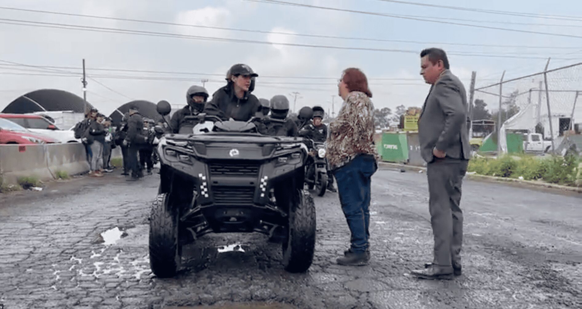 Por no pedir permiso para ingresar, agreden a Sandra Cuevas y a su equipo